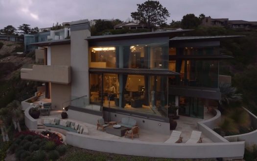 Villa de Mar y Montaña, casas espectaculares filmadas con drones de última generación. ¡Vende, Compra y Alquila Tu Propiedad con REPLUS®!