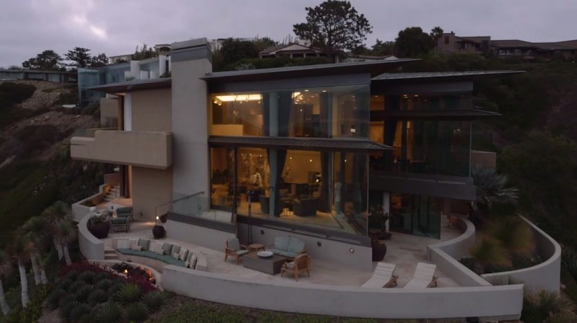 Villa de Mar y Montaña, casas espectaculares filmadas con drones de última generación. ¡Vende, Compra y Alquila Tu Propiedad con REPLUS®!