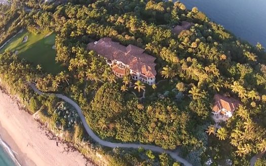 La Isla Espectacular mansión en la isla rodeada del océano.