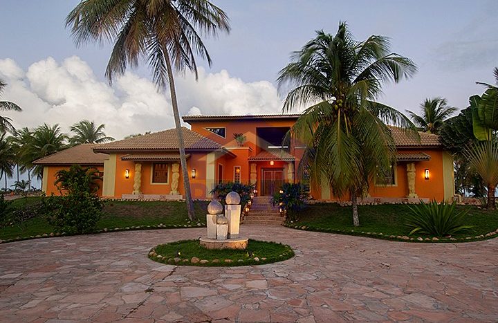 bahia oasis mansion en venta frente al mar